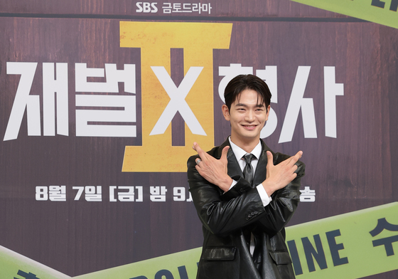 포즈 취하는 강상준
