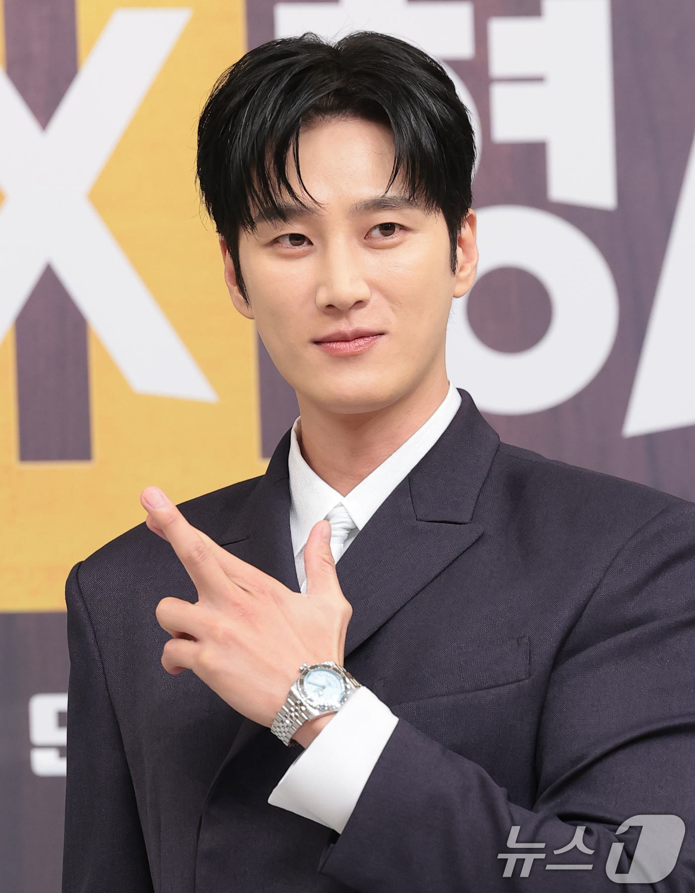 (서울=뉴스1) 권현진 기자 = 배우 안보현이 4일 서울 양천구 SBS에서 열린 SBS 새 금토드라마 '재벌X형사2' 제작발표회에서 포즈를 취하고 있다.'재벌X형사2'는 수사가 막 …