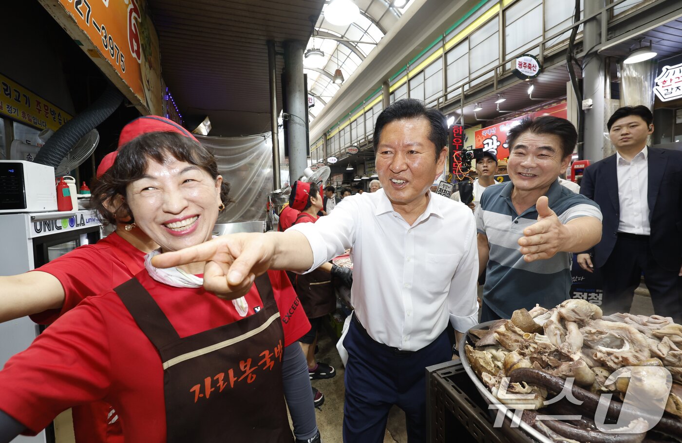본문 이미지 - 정청래 더불어민주당 대표 후보가 4일 전남광주통합특별시 북구 말바우시장을 방문해 상인들과 인사를 나누고 있다. 2026.8.4 ⓒ 뉴스1 김태성 기자
