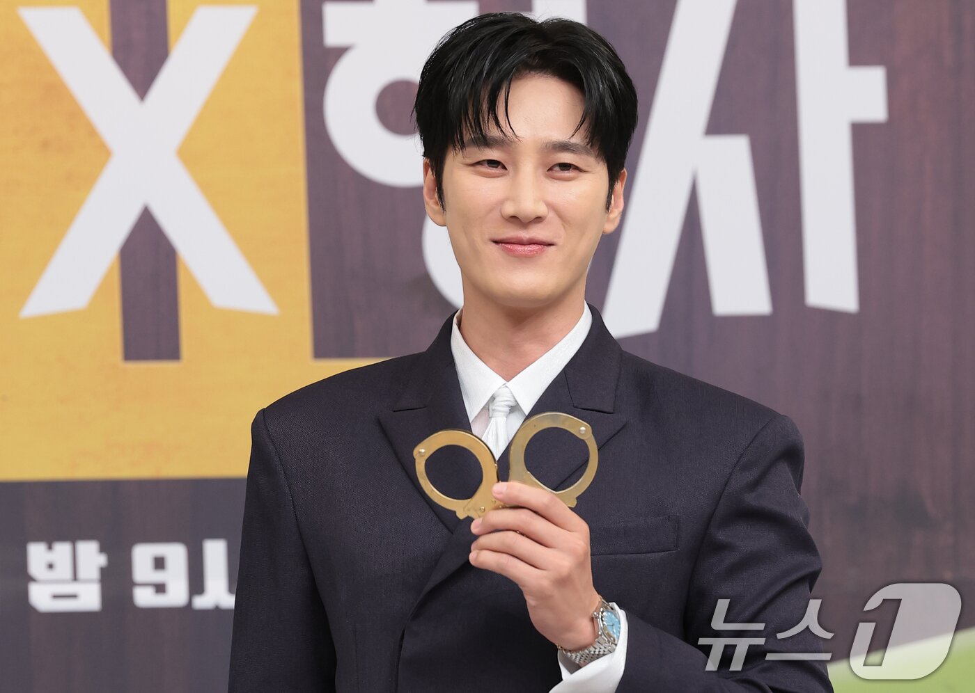 본문 이미지 - 배우 안보현이 4일 서울 양천구 SBS에서 열린 SBS 새 금토드라마 '재벌X형사2' 제작발표회에서 포즈를 취하고 있다. '재벌X형사2'는 수사가 막히면 재력으로 판을 뒤집는 재벌형사 진이수(안보현 분)와 새 팀장 주혜라(정은채 분)의 돈발 날리는 유쾌·상쾌·통쾌 사이다 공조 수사극이다. 2026.8.4 ⓒ 뉴스1 권현진 기자