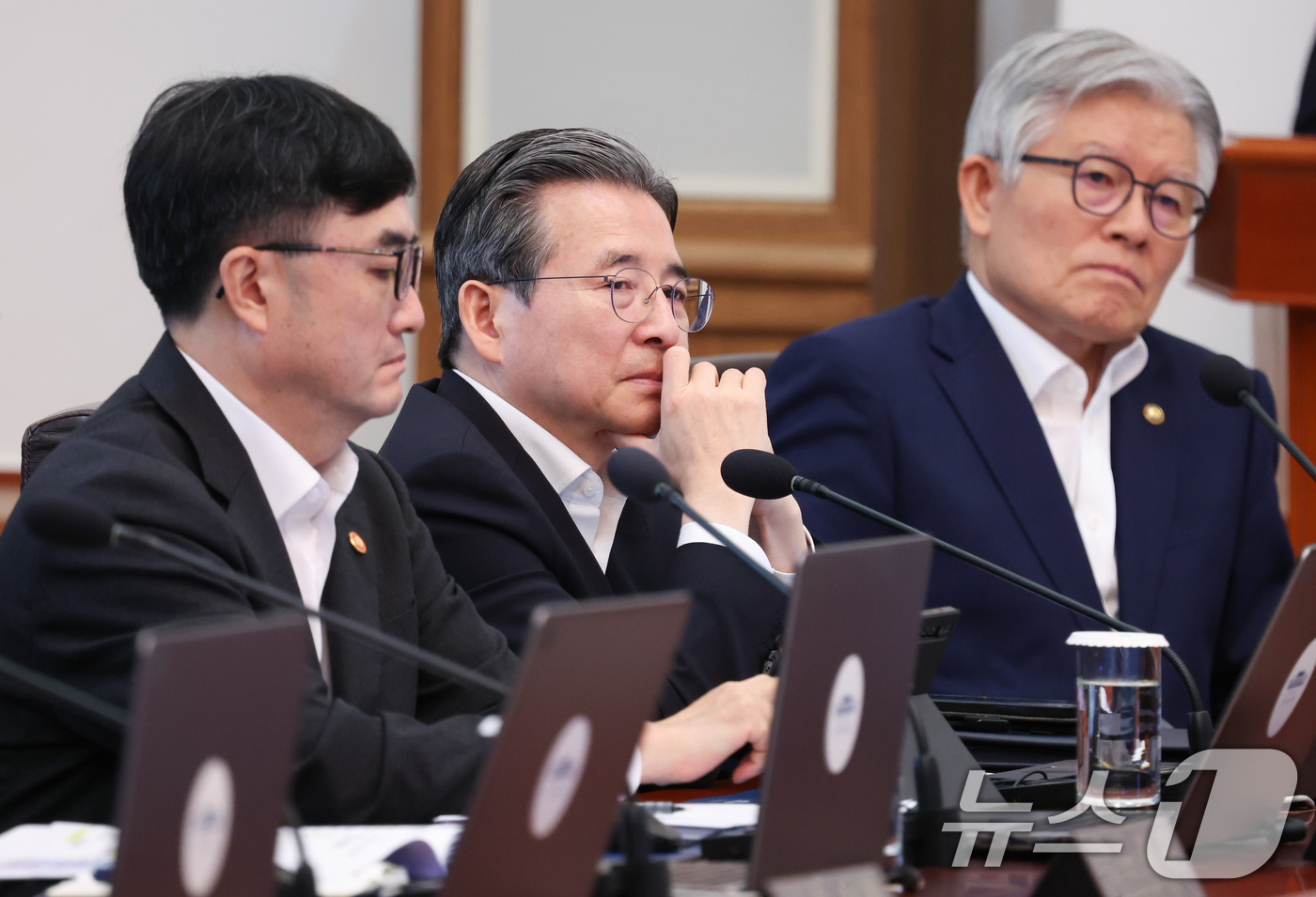 (서울=뉴스1) 이재명 기자 = 김용범 정책실장이 4일 청와대에서 열린 국무회의에서 생각에 잠겨 있다. (청와대통신사진기자단) 2026.8.4/뉴스1