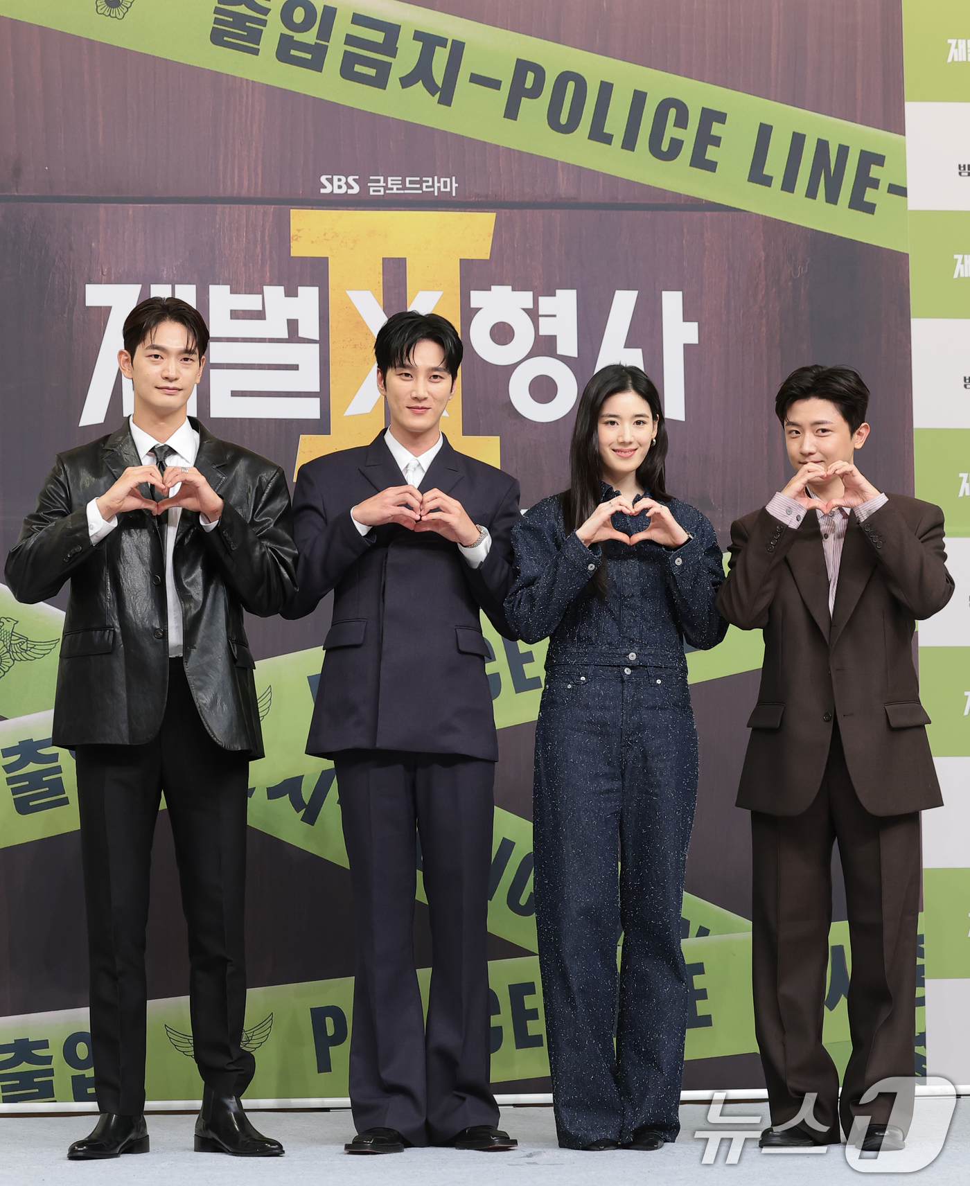 (서울=뉴스1) 권현진 기자 = 배우 강상준(왼쪽부터)과 안보현, 정은채, 김신비가 4일 서울 양천구 SBS에서 열린 SBS 새 금토드라마 '재벌X형사2' 제작발표회에서 포즈를 취 …