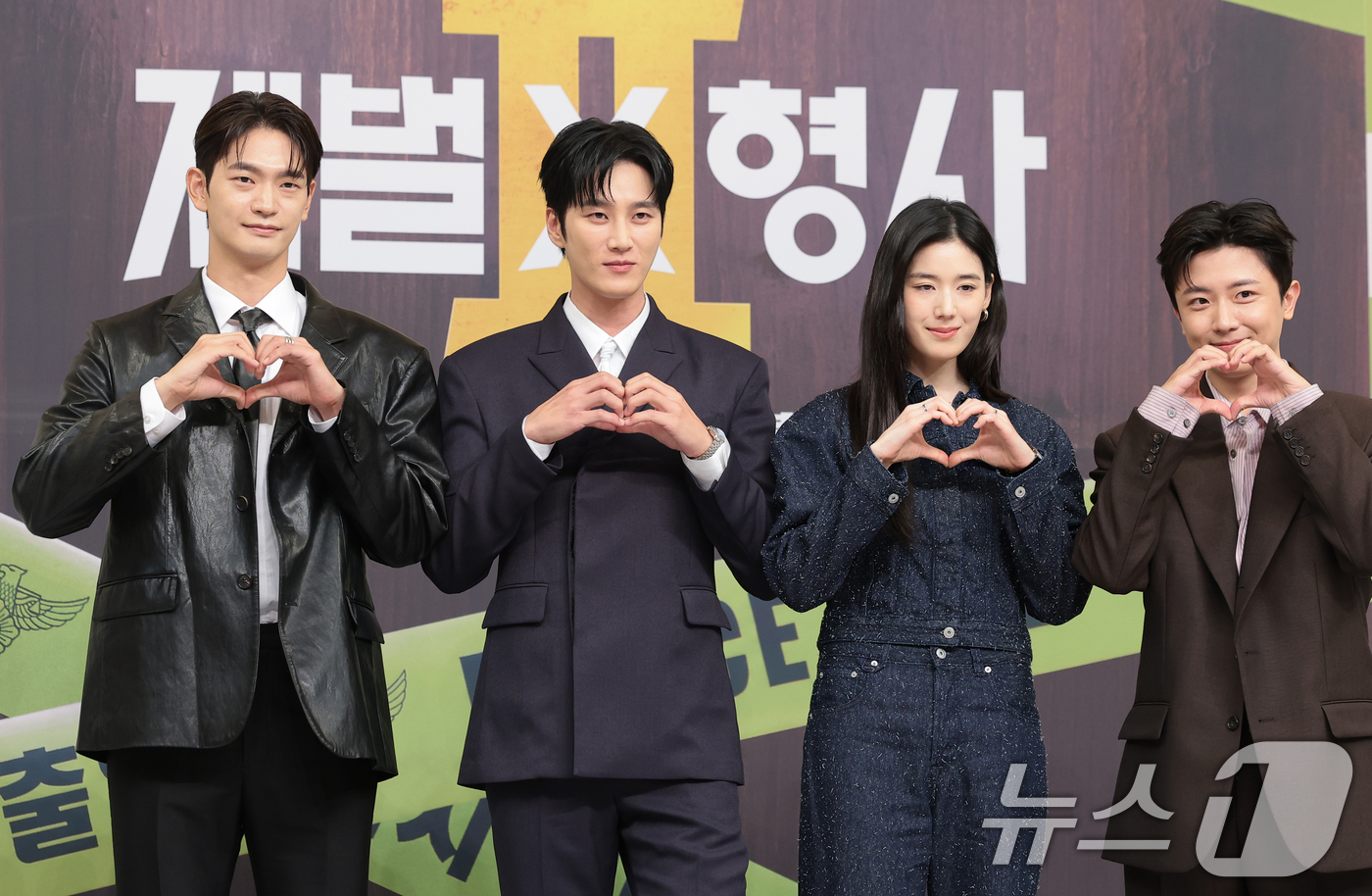 (서울=뉴스1) 권현진 기자 = 배우 강상준(왼쪽부터)과 안보현, 정은채, 김신비가 4일 서울 양천구 SBS에서 열린 SBS 새 금토드라마 '재벌X형사2' 제작발표회에서 포즈를 취 …