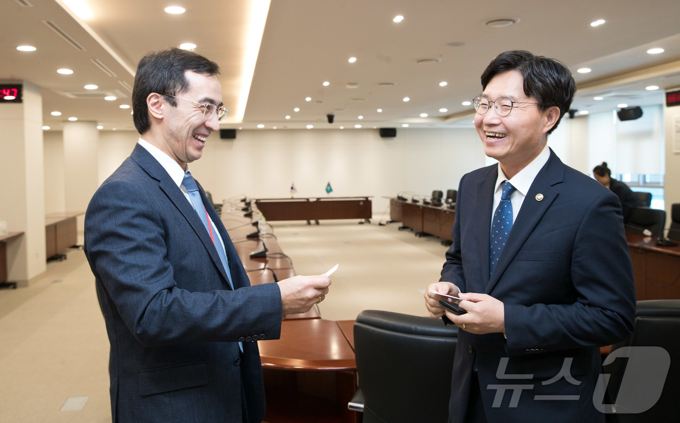 (서울=뉴스1) 김범수 수습기자 = 구혁채(오른쪽) 과학기술정보통신부 제1차관과 아세트 이센알리(Asset Issenali) 주한 카자흐스탄 대사가 4일 정부세종청사에서 서로 상대 …