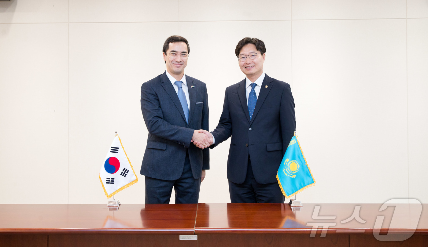 (서울=뉴스1) 김범수 수습기자 = 구혁채(오른쪽) 과학기술정보통신부 제1차관과 아세트 이센알리(Asset Issenali) 주한 카자흐스탄 대사가 4일 정부세종청사에서 악수하고 …