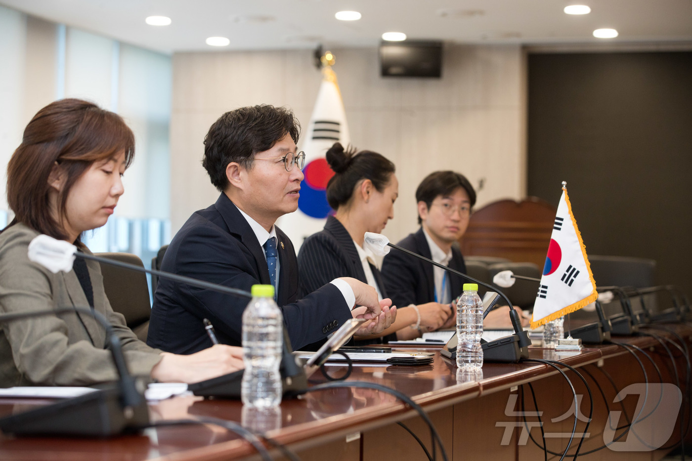 (서울=뉴스1) 김범수 수습기자 = 구혁채(왼쪽 두 번째) 과학기술정보통신부 제1차관이 아세트 이센알리(Asset Issenali) 주한 카자흐스탄 대사와의 면담 자리에서 발언하고 …