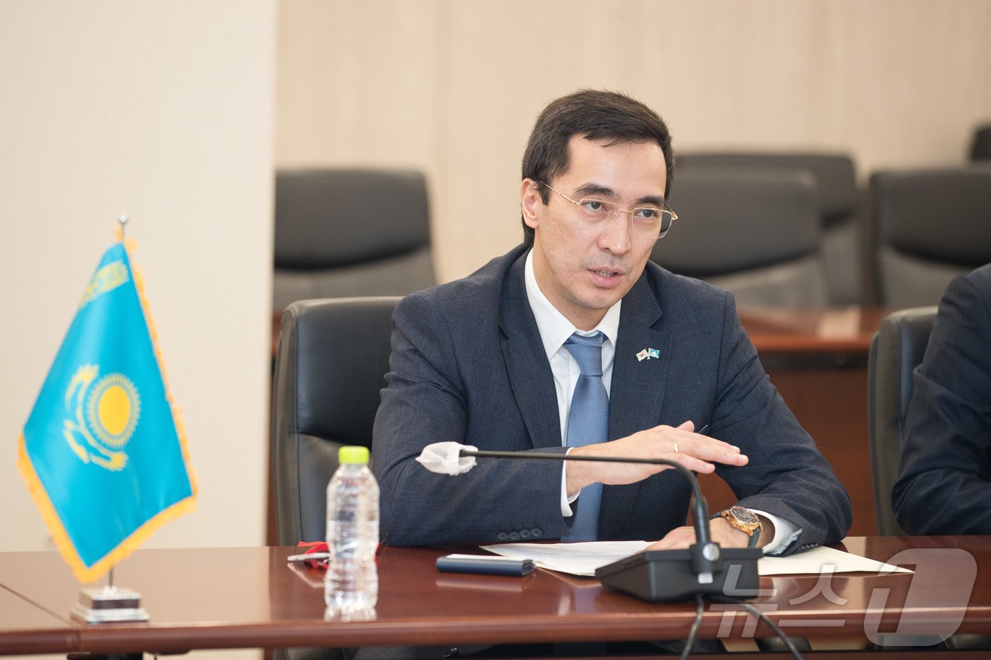 (서울=뉴스1) 김범수 수습기자 = 과학기술정보통신부는 4일 구혁채 제1차관이 정부세종청사에서 주한 카자흐스탄 대사와 면담을 갖고 양국 과학기술 협력을 논의했다고 밝혔다. 아세트 …