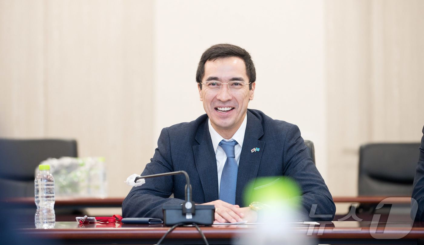 (서울=뉴스1) 김범수 수습기자 = 과학기술정보통신부는 4일 구혁채 제1차관이 정부세종청사에서 주한 카자흐스탄 대사와 면담을 갖고 양국 과학기술 협력을 논의했다고 밝혔다. 아세트 …