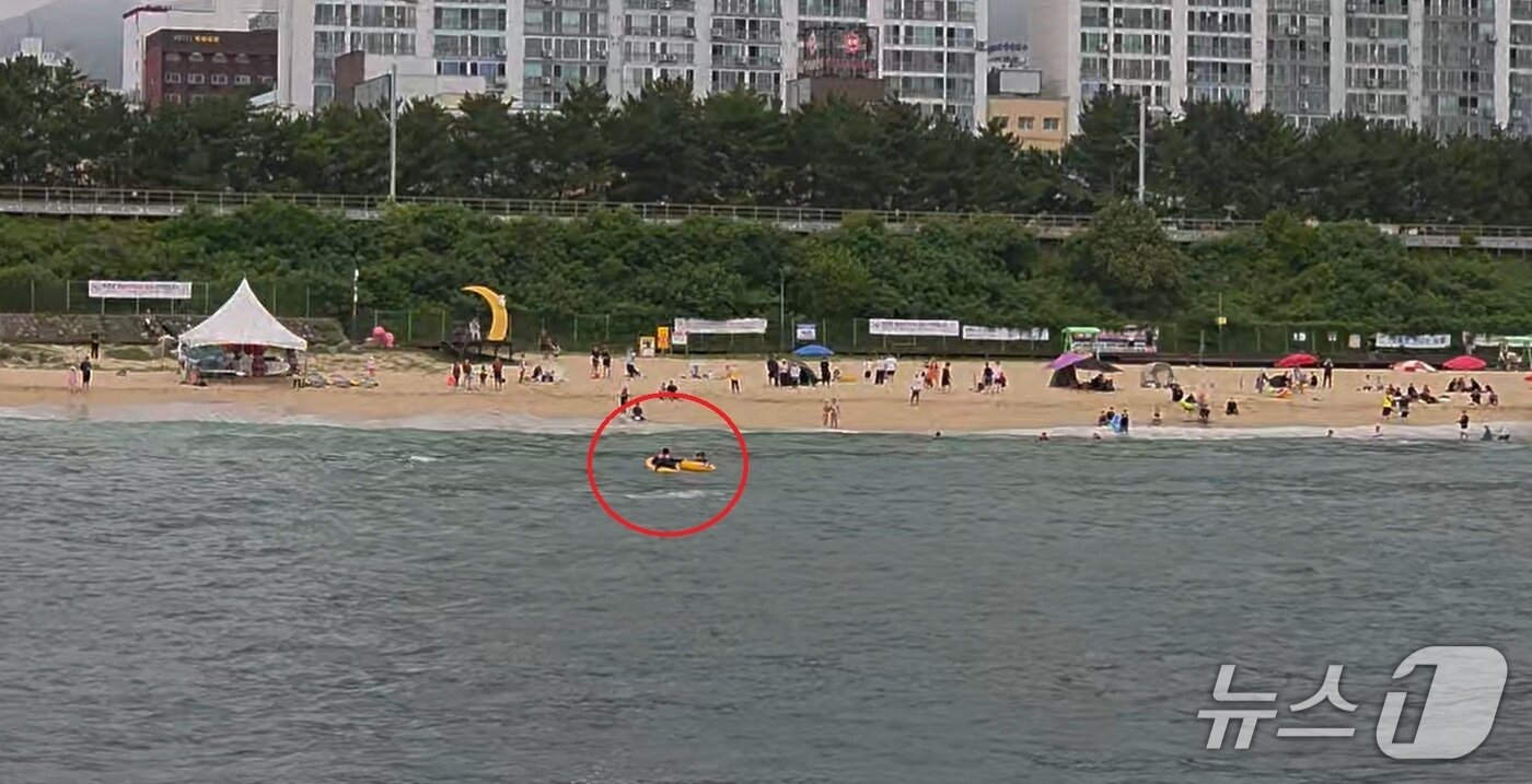 본문 이미지 - 동해해경이 한섬해변에서 이안류에 휩쓸린 표류자 1명을 구조하고 있다.(동해해경 제공,재판매 및 DB 금지) 2026.8.4/뉴스1