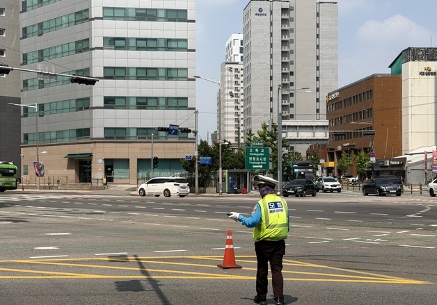 낮 38도 폭염에 집회·교통경찰 사투…"포도당·냉풍기로 버텨요"