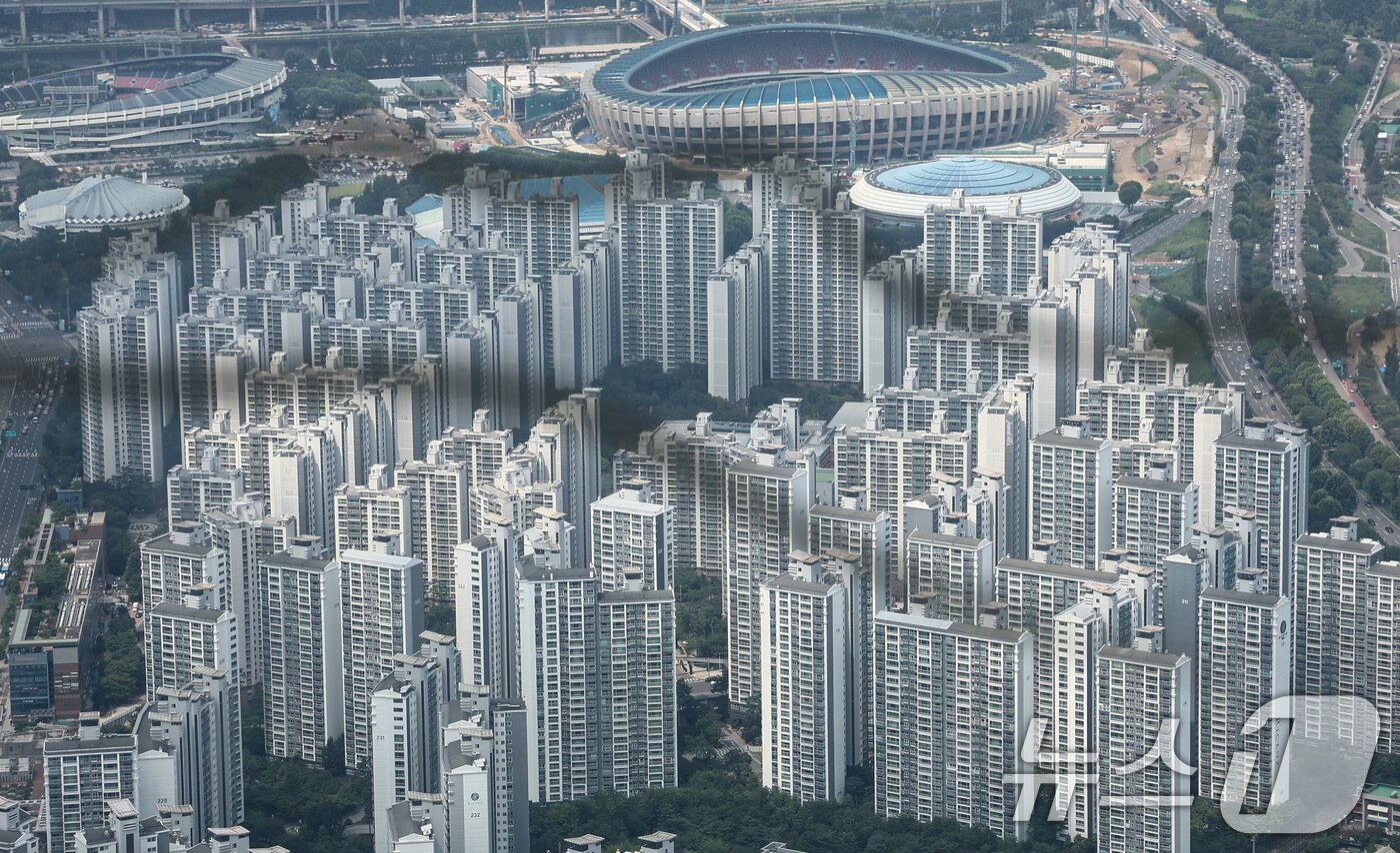 본문 이미지 - 서울 롯데월드타워 서울스카이에서 바라본 아파트 단지. 2026.8.4 ⓒ 뉴스1 김도우 기자