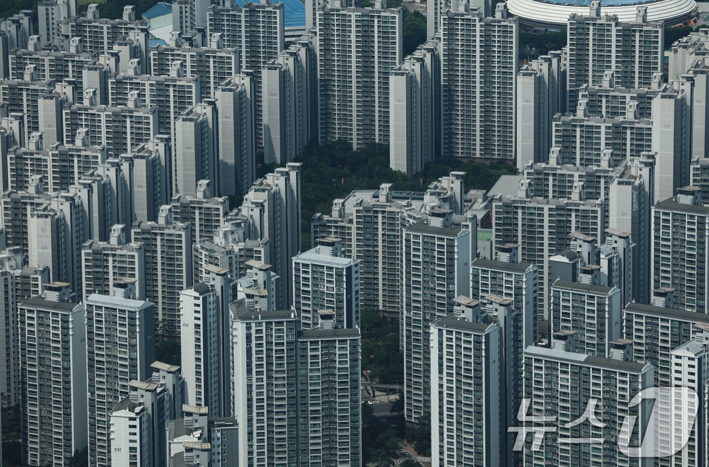 본문 이미지 -  서울 롯데월드타워 서울스카이에서 바라본 아파트 단지. 2026.8.4 ⓒ 뉴스1 김도우 기자