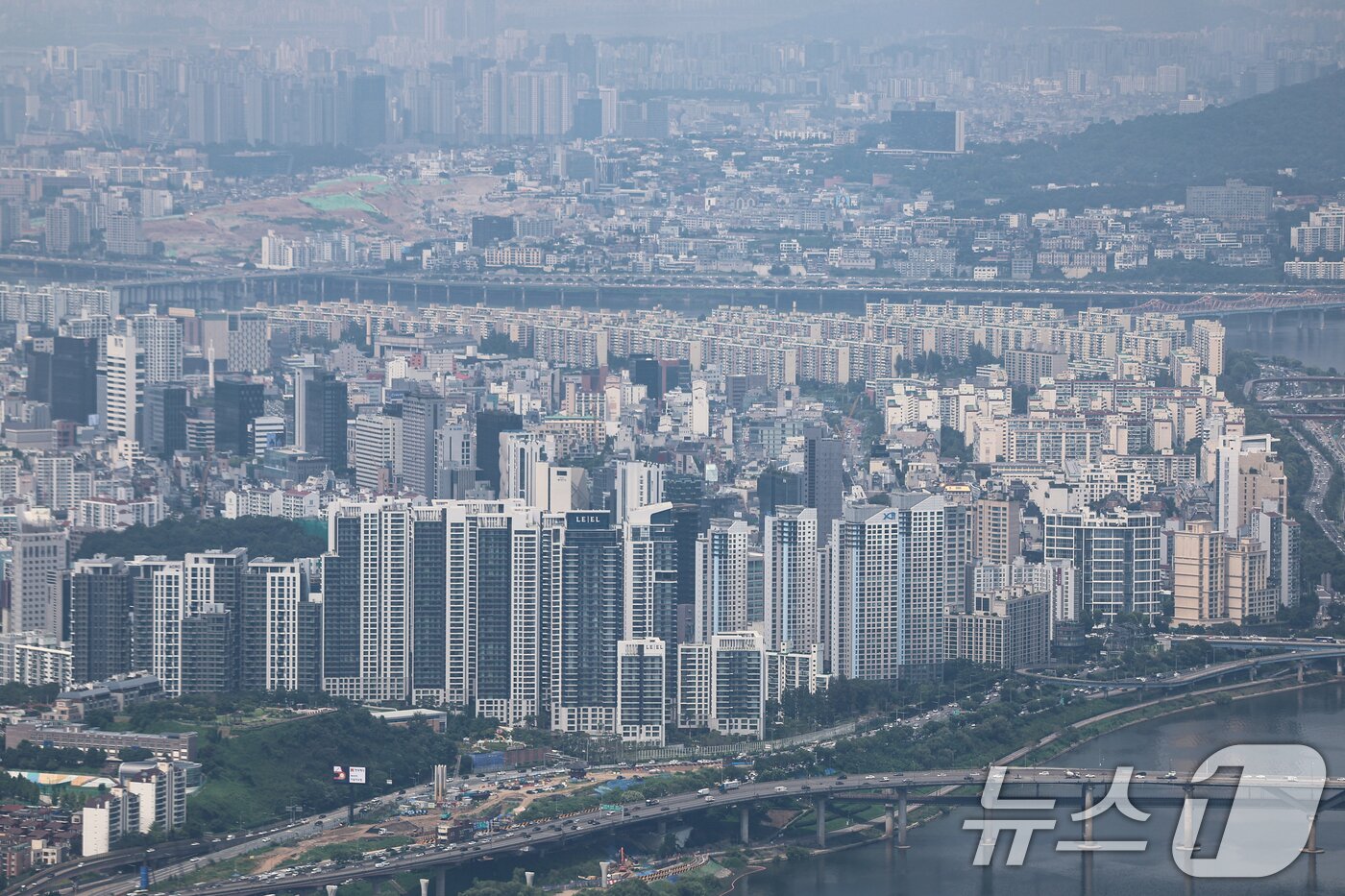 본문 이미지 - 서울 롯데월드타워 서울스카이에서 바라본 아파트 단지. 2026.8.4 ⓒ 뉴스1 김도우 기자