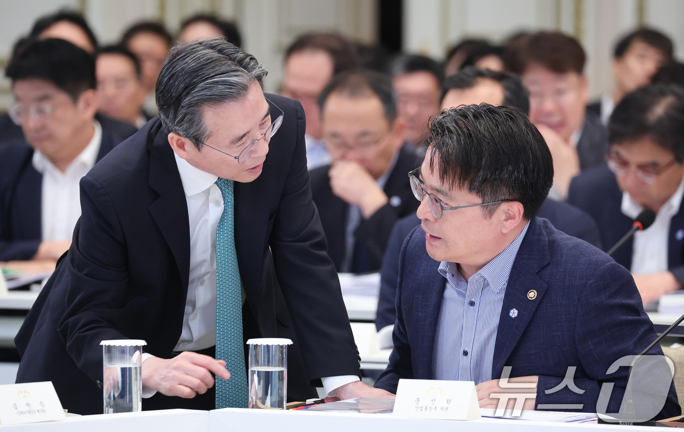 (서울=뉴스1) 이재명 기자 = 김용범 정책실장과 문신학 산업통상부 차관이 4일 청와대 영빈관에서 열린 산업통상부, 기후에너지환경부, 지식재산처, 원자력안전위원회, 기상청 2차 업 …