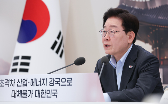 李대통령 "기업 투자 의지 꺾이지 않도록 걸림돌 적극 제거해야"