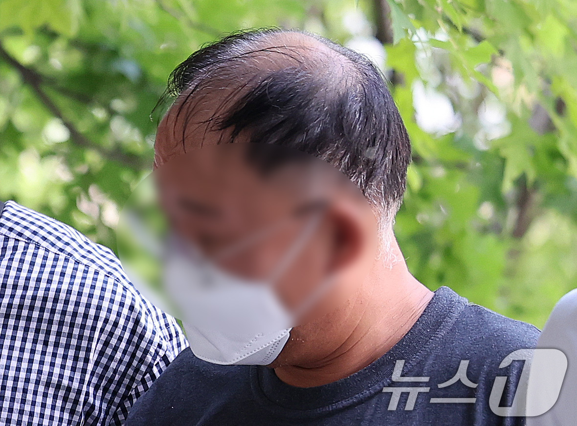 (서울=뉴스1) 박지혜 기자 = 일면식 없는 외국인 여성에게 흉기를 휘둘러 살인미수 혐의를 받는 40대 남성 A씨가 4일 서울 송파구 서울동부지방법원에서 열린 구속 전 피의자 심문 …