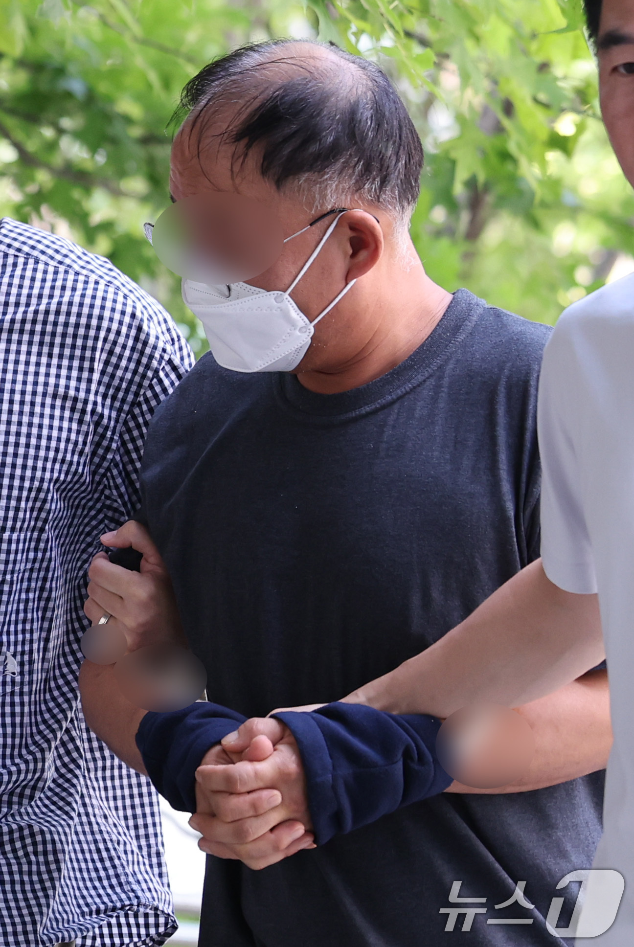 (서울=뉴스1) 박지혜 기자 = 일면식 없는 외국인 여성에게 흉기를 휘둘러 살인미수 혐의를 받는 40대 남성 A씨가 4일 서울 송파구 서울동부지방법원에서 열린 구속 전 피의자 심문 …