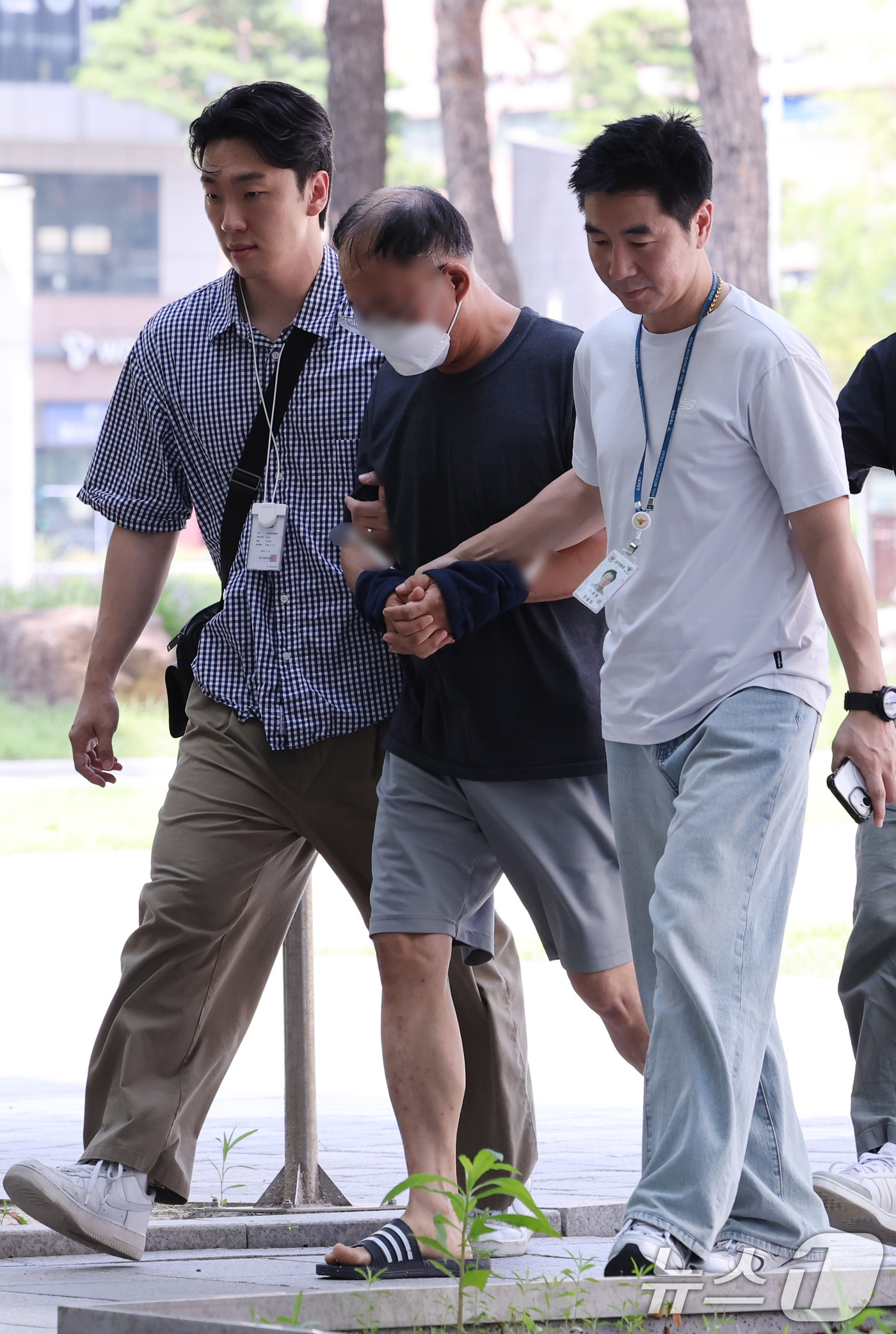 (서울=뉴스1) 박지혜 기자 = 일면식 없는 외국인 여성에게 흉기를 휘둘러 살인미수 혐의를 받는 40대 남성 A씨가 4일 서울 송파구 서울동부지방법원에서 열린 구속 전 피의자 심문 …
