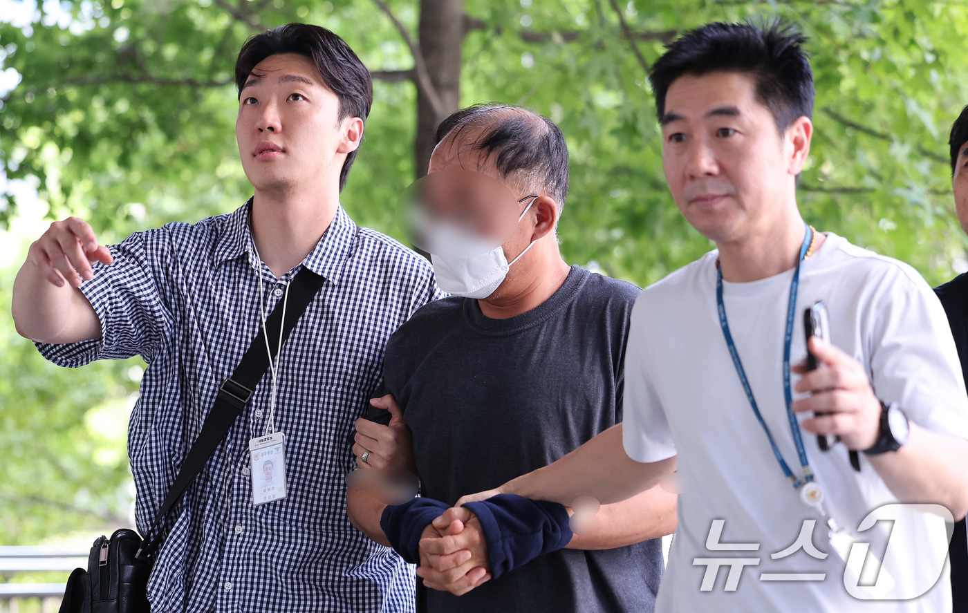 (서울=뉴스1) 박지혜 기자 = 일면식 없는 외국인 여성에게 흉기를 휘둘러 살인미수 혐의를 받는 40대 남성 A씨가 4일 서울 송파구 서울동부지방법원에서 열린 구속 전 피의자 심문 …