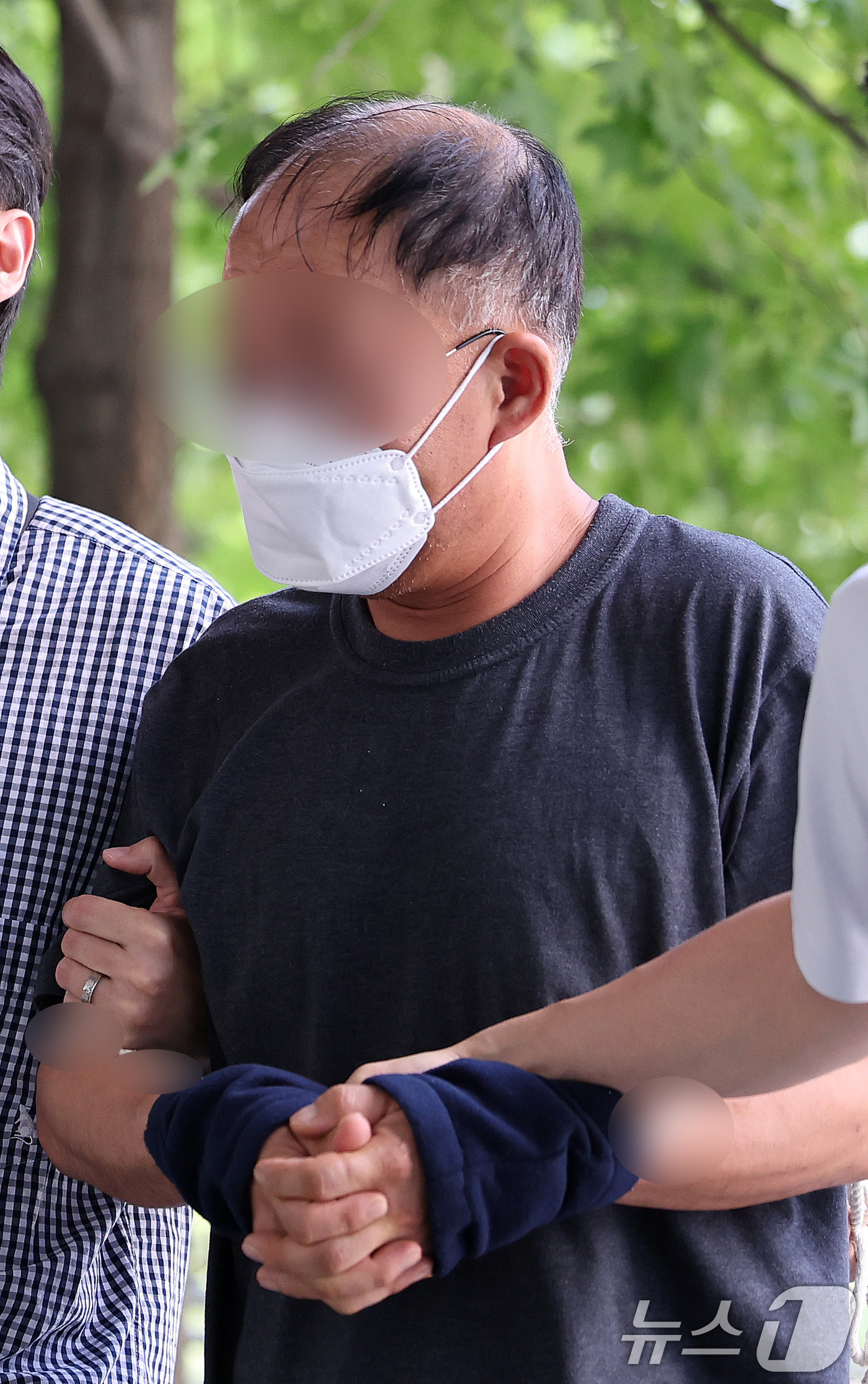 (서울=뉴스1) 박지혜 기자 = 일면식 없는 외국인 여성에게 흉기를 휘둘러 살인미수 혐의를 받는 40대 남성 A씨가 4일 서울 송파구 서울동부지방법원에서 열린 구속 전 피의자 심문 …