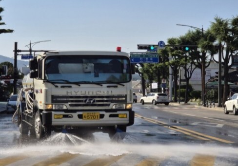 '사람 잡는 폭염' 끓는 아스팔트부터 식힌다…동해시, 살수차 총출동