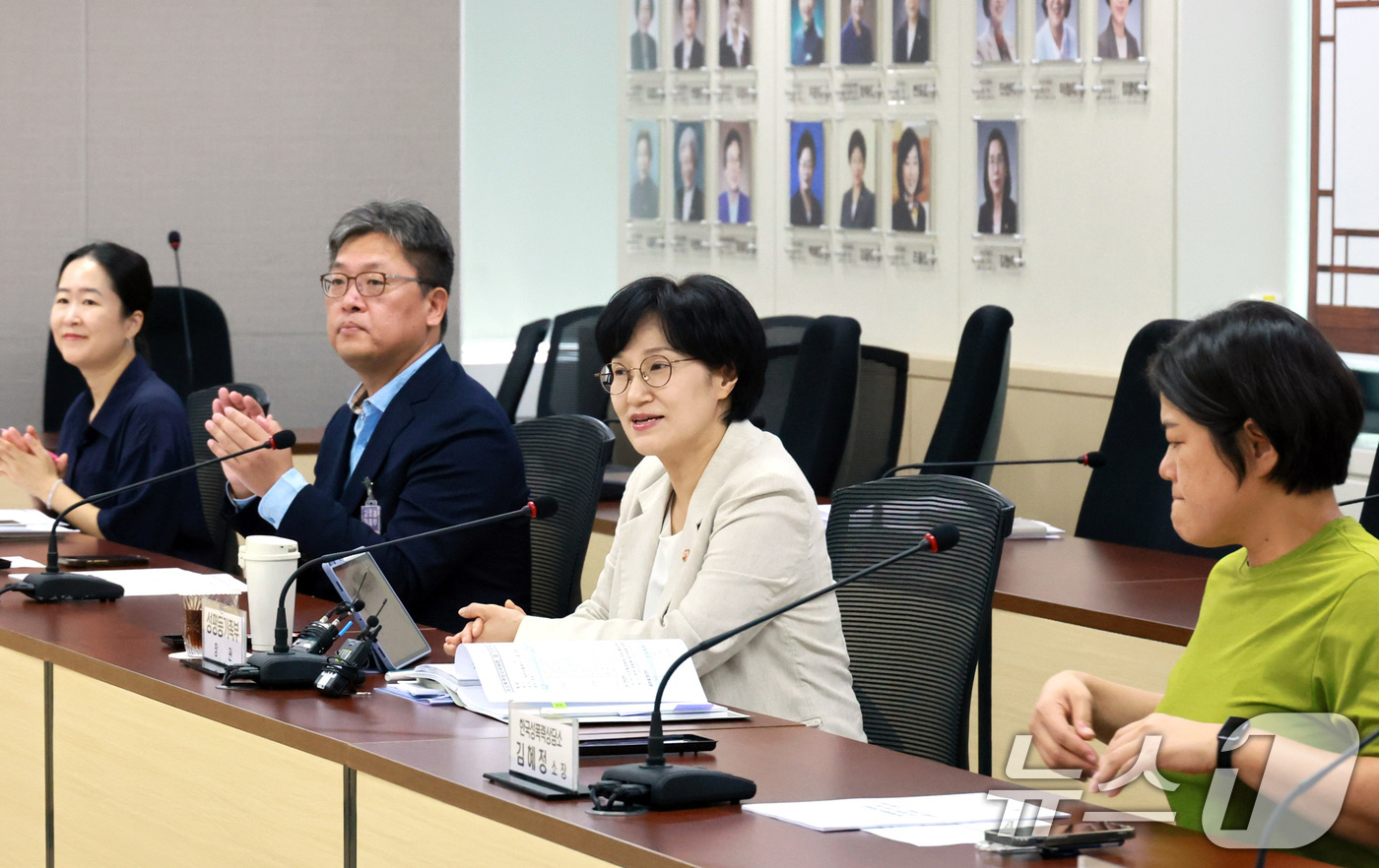 (서울=뉴스1) = 원민경 성평등가족부 장관이 4일 오후 종로구 정부서울청사에서 열린 여성폭력방지위원회 제1전문위원회에서 모두발언을 하고 있다. (성평등가족부 제공. 재판매 및 D …