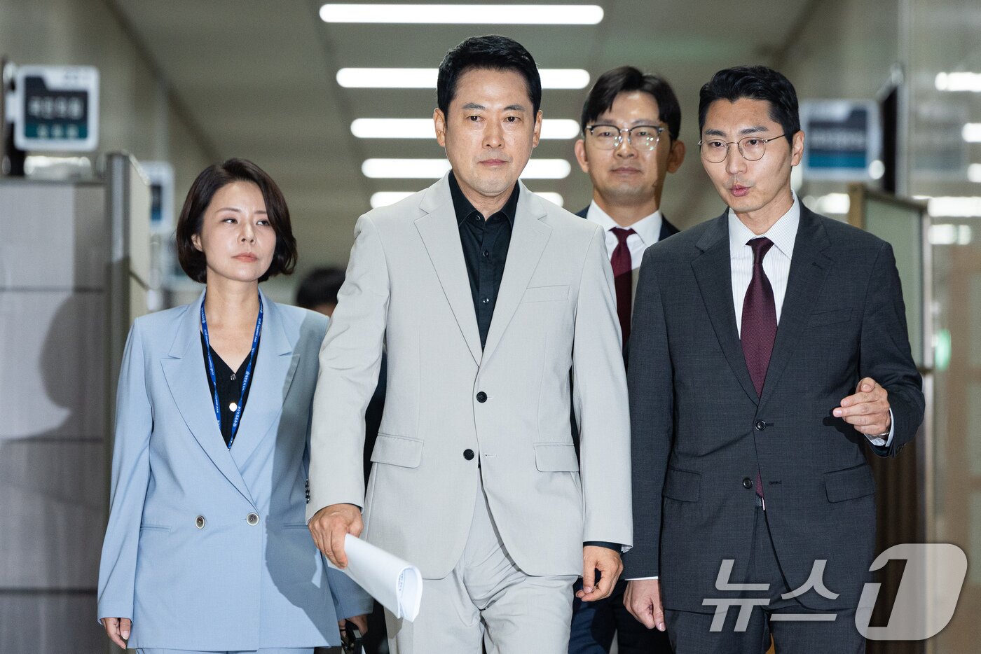 본문 이미지 - 장동혁 국민의힘 대표가 4일 서울 여의도 국회에서 형사소송법 국무회의 의결 및 부동산 세제개편 등 현안 관련 기자회견에 들어서고 있다. 2026.8.4 ⓒ 뉴스1 유승관 기자
