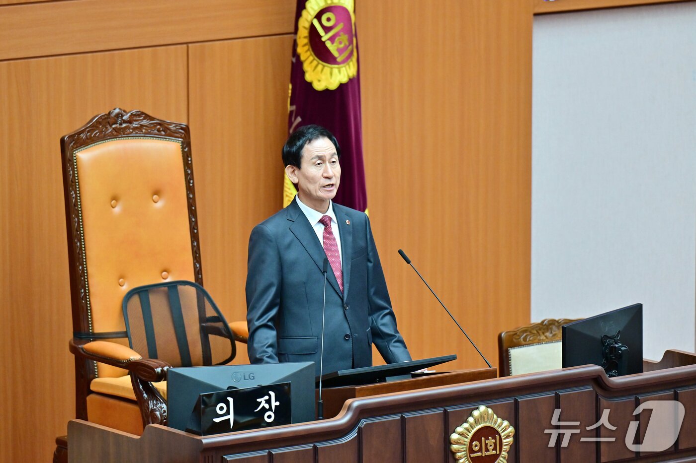 본문 이미지 - 강무길 부산시의회 의장이 의장석에서 본회의를 진행하고 있다.(부산시의회 제공. 재판매 및 DB금지)