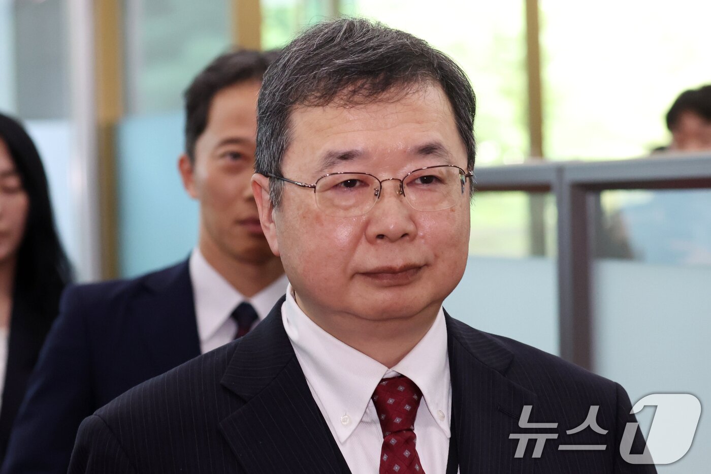 본문 이미지 - 추조 가즈오 주한 일본총괄공사가 4일 오후 서울 종로구 정부서출청사 별관 외교부로 초치돼 아시아태평양국장과 면담하기 위해 이동하고 있다.  2026.8.4 ⓒ 뉴스1 김명섭 기자