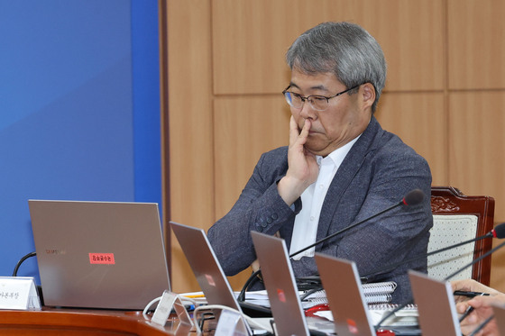 생각에 잠긴 홍석기 국가수사본부장