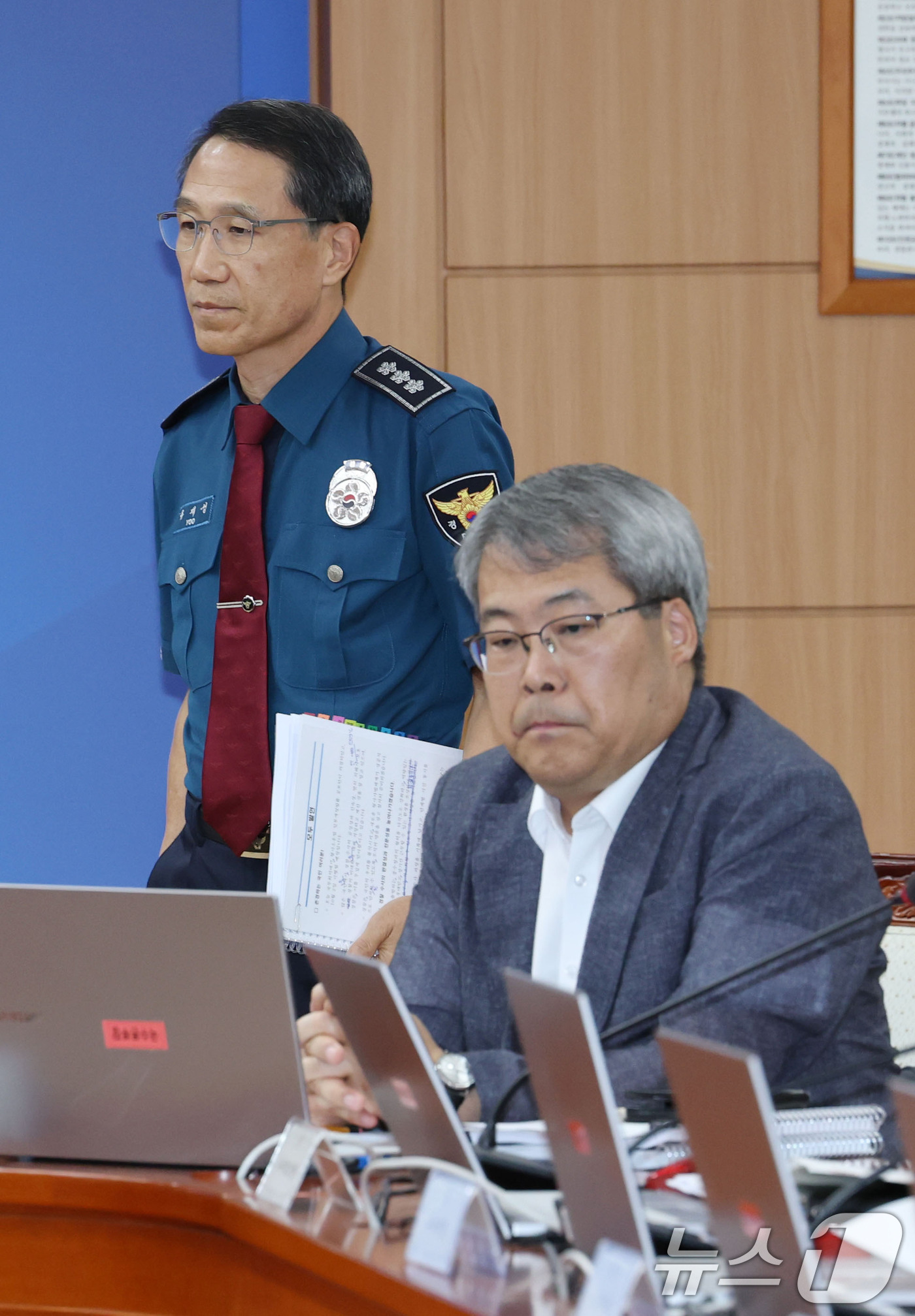 (서울=뉴스1) 이광호 기자 = 유재성 경찰청장 직무대행이 4일 오후 서울 서대문구 경찰청에서 열린 전국 경찰 지휘부 화상회의에 참석하고 있다. 사진 앞은 홍석기 국가수사본부장. …