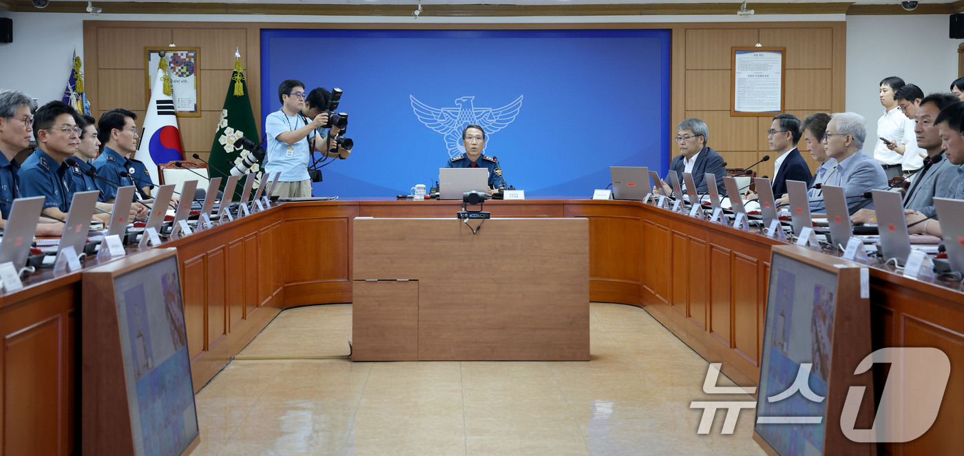 (서울=뉴스1) 이광호 기자 = 유재성 경찰청장 직무대행이 4일 오후 서울 서대문구 경찰청에서 열린 전국 경찰 지휘부 화상회의에서 발언하고 있다.이번 회의는 지난달 31일 국회 본 …