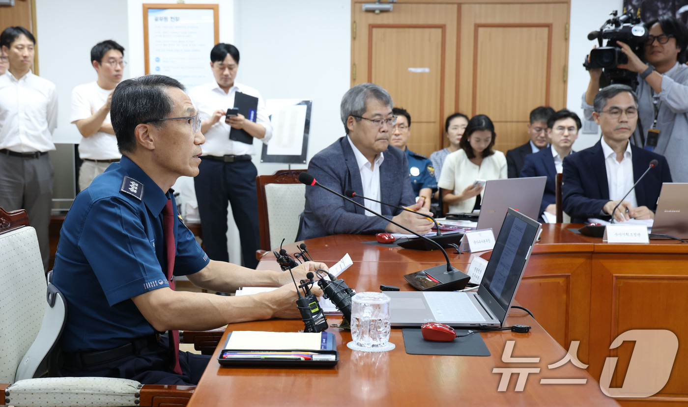 (서울=뉴스1) 이광호 기자 = 유재성 경찰청장 직무대행이 4일 오후 서울 서대문구 경찰청에서 열린 전국 경찰 지휘부 화상회의에서 발언하고 있다.이번 회의는 지난달 31일 국회 본 …