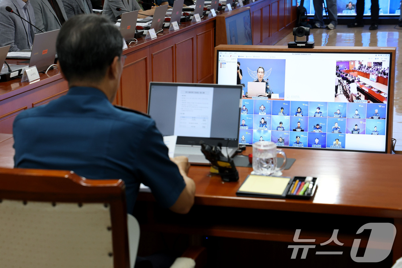 (서울=뉴스1) 이광호 기자 = 유재성 경찰청장 직무대행이 4일 오후 서울 서대문구 경찰청에서 열린 전국 경찰 지휘부 화상회의에서 발언하고 있다.이번 회의는 지난달 31일 국회 본 …