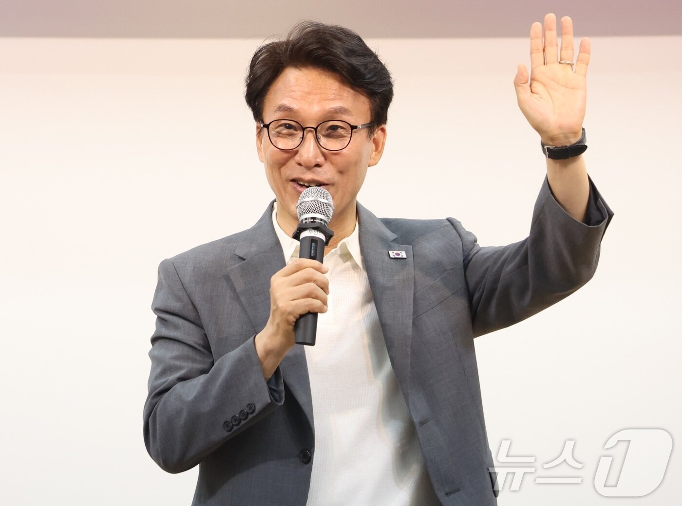 본문 이미지 - 김민석 더불어민주당 당대표 후보가 4일 전북 김제시 길보른종합사회복지관에서 열린 김제·부안 권리당원 강연회에서 발언을 하고 있다. 2026.8.4 ⓒ 뉴스1 유경석 기자