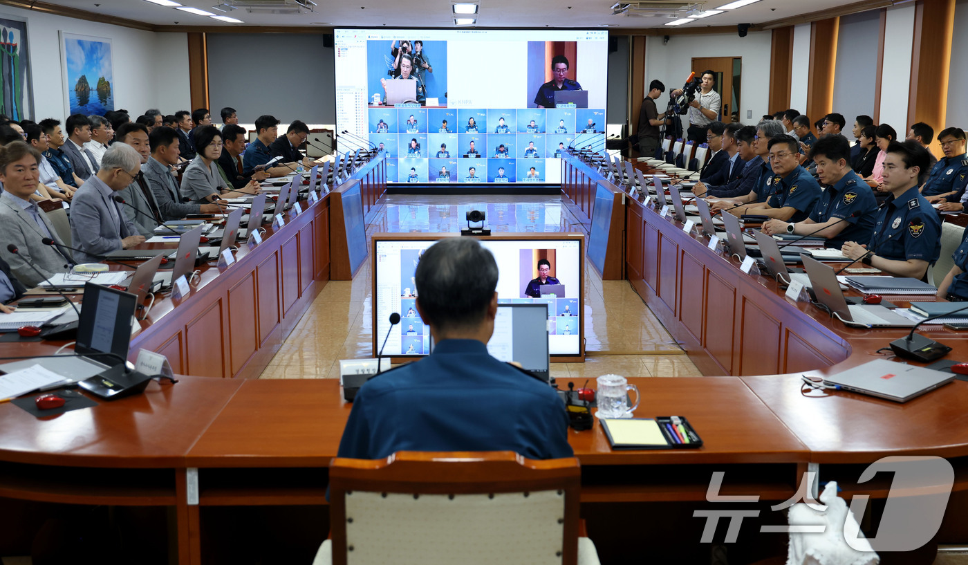 (서울=뉴스1) 이광호 기자 = 유재성 경찰청장 직무대행이 4일 오후 서울 서대문구 경찰청에서 열린 전국 경찰 지휘부 화상회의를 주재하고 있다.이번 회의는 지난달 31일 국회 본회 …