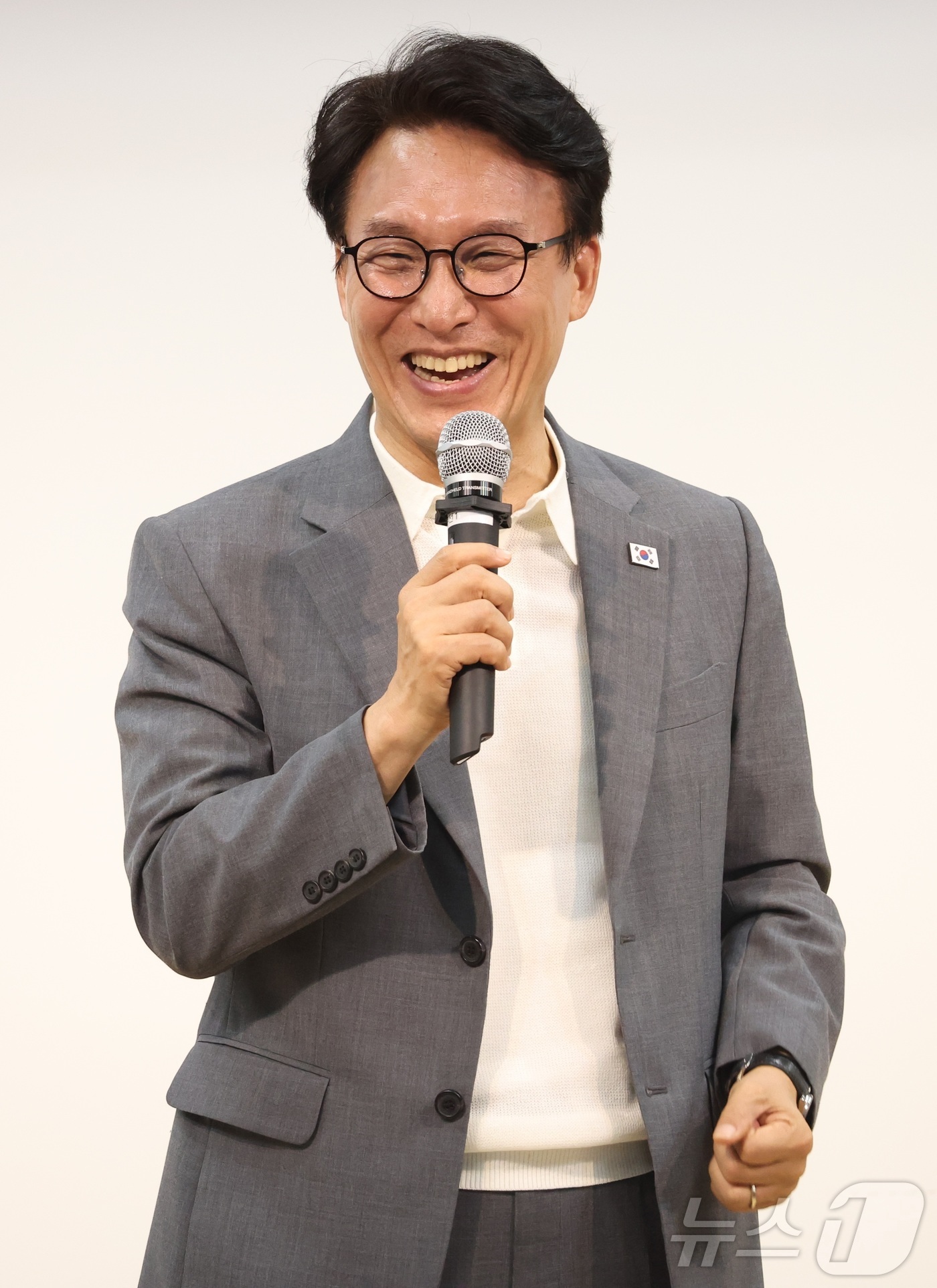 (김제=뉴스1) 유경석 기자 = 김민석 더불어민주당 당대표 후보가 4일 전북 김제시 길보른종합사회복지관에서 열린 김제·부안 권리당원 강연회에서 발언을 하고 있다.  2026.8.4 …