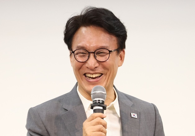 환하게 웃으며 강연회 시작하는 김민석