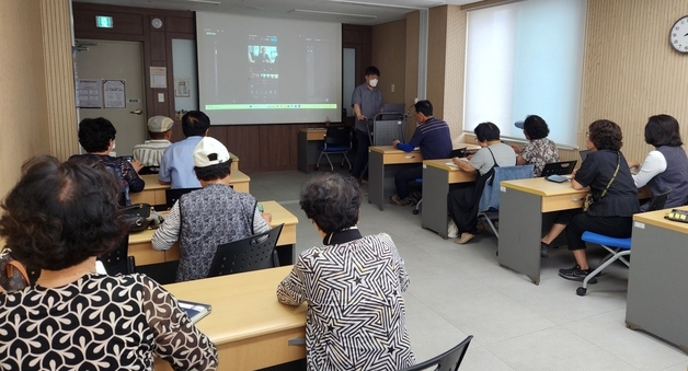 우리도 당당한 유튜버…진천군노인복지관 시니어 유튜버 양성