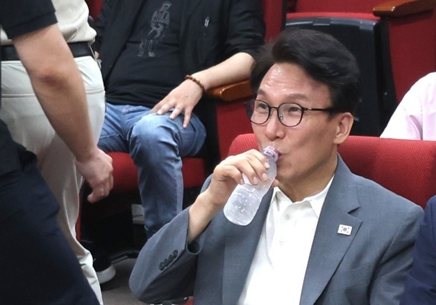 목 축이는 김민석