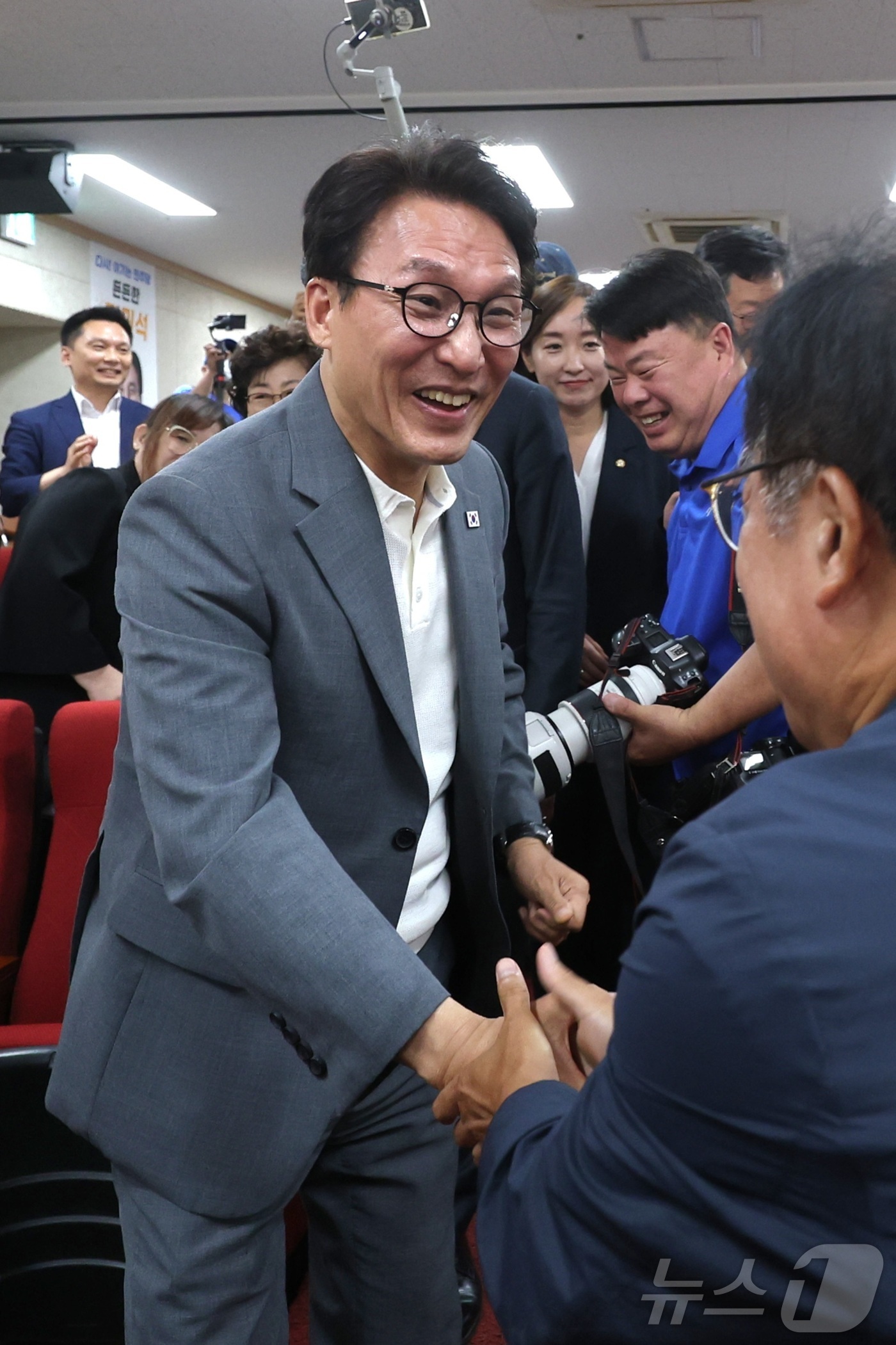 (김제=뉴스1) 유경석 기자 = 김민석 더불어민주당 당대표 후보가 4일 전북 김제시 길보른종합사회복지관에서 열린 김제·부안 권리당원 강연회에 참석해 관계자들과 인사를 나누고 있다. …