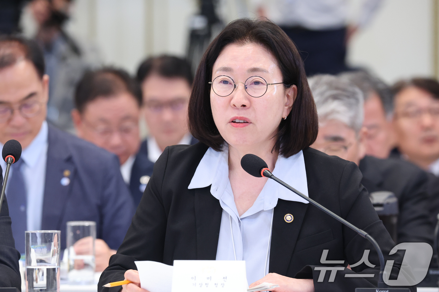 (서울=뉴스1) 이재명 기자 = 이미선 기상청장이 4일 청와대 영빈관에서 열린 산업통상부, 기후에너지환경부, 지식재산처, 원자력안전위원회, 기상청 2차 업무보고에서 업무보고를 하고 …
