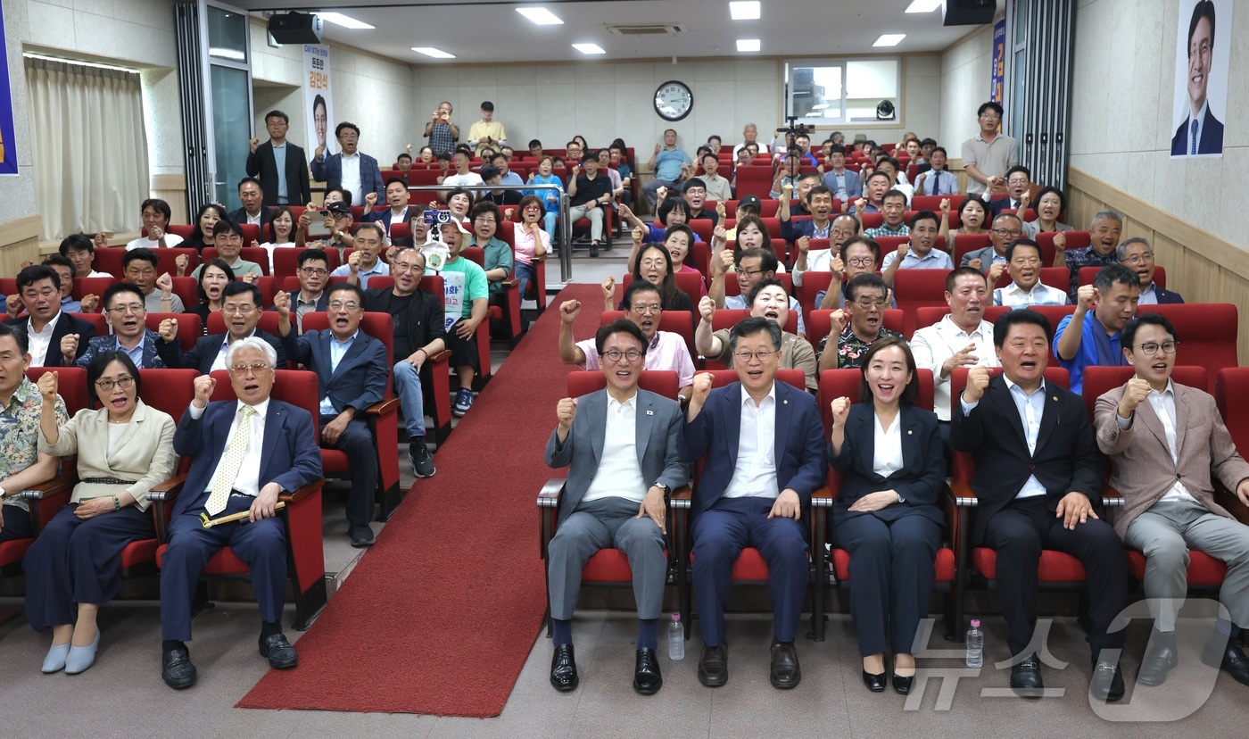 (김제=뉴스1) 유경석 기자 = 김민석 더불어민주당 당대표 후보를 비롯한 관계자들이 4일 전북 김제시 길보른종합사회복지관에서 열린 김제·부안 권리당원 강연회에 앞서 기념촬영을 하고 …