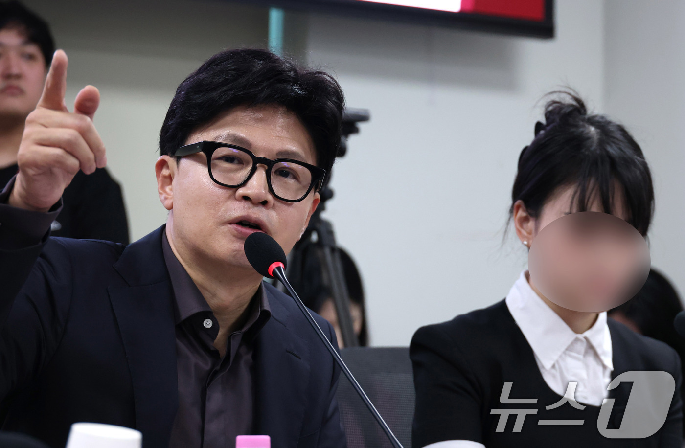 (서울=뉴스1) 신웅수 기자 = 한동훈 무소속 의원이 4일 서울 여의도 국회 의원회관에서 부산 돌려차기 피해자 김진주와 함께 말한다 '보완수사 금지 지옥문이 열린다' 긴급 간담회에 …