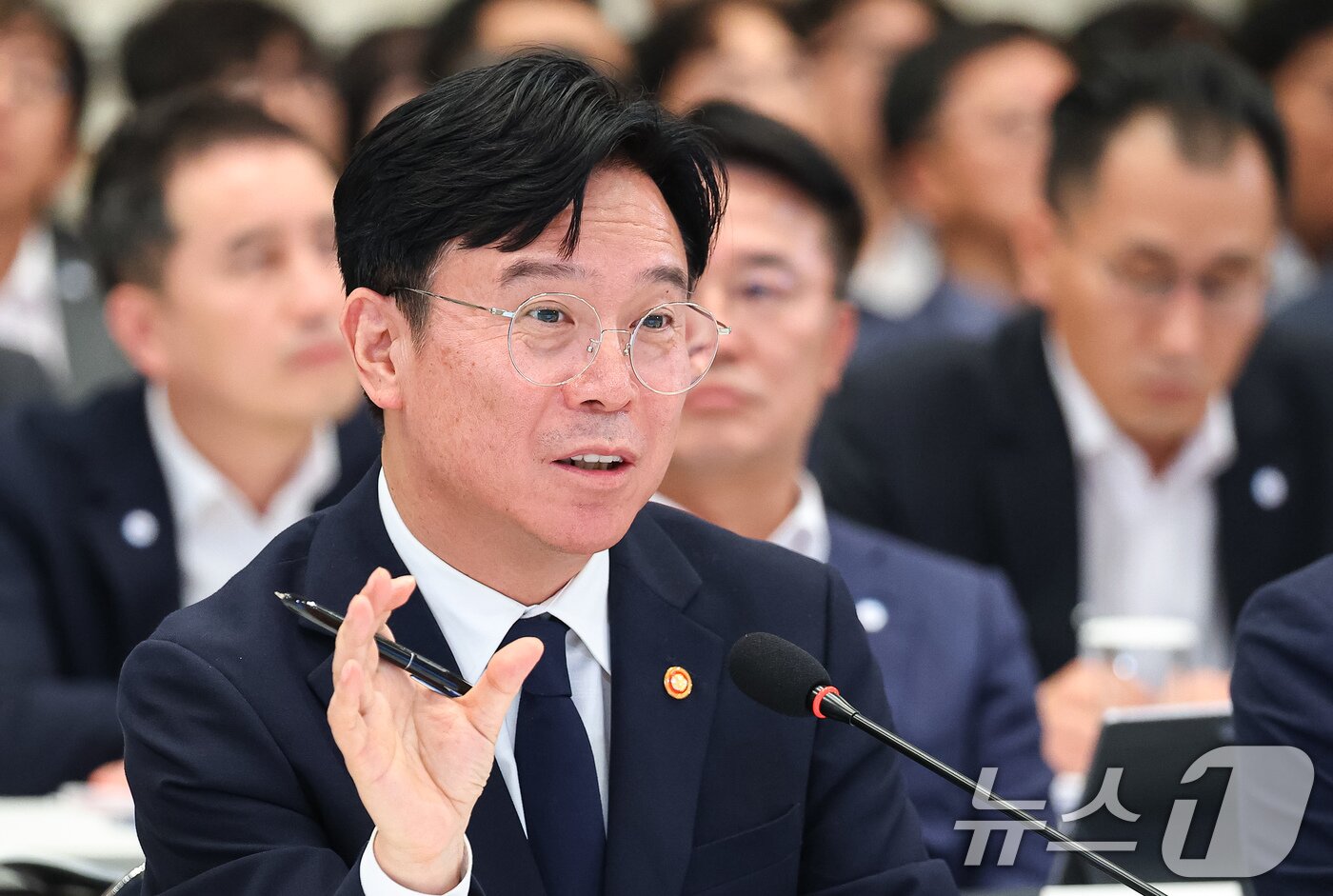 본문 이미지 - 김영훈 고용노동부 장관이 4일 청와대 영빈관에서 열린 고용노동부, 중소벤처기업부, 공정거래위원회 2차 업무보고에서 업무보고를 하고 있다. (청와대통신사진기자단) 2026.8.4 ⓒ 뉴스1 이재명 기자