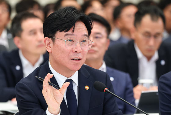 김영훈 노동장관 "새 지침 적용 땐 삼성전자 n% 성과급 파업 불법"