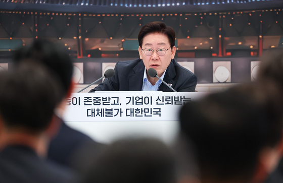 정년연장 딜레마 직접 짚은 李대통령 "청년채용 위축될까 우려"