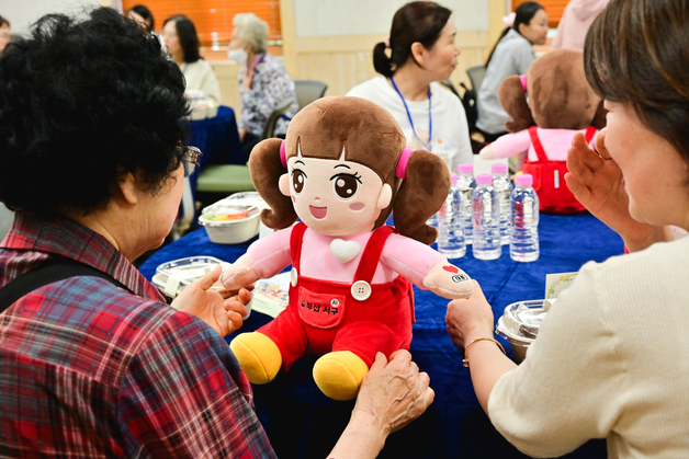 "119 불러 줘" 독거노인 외마디에 AI 돌봄 로봇이 움직였다