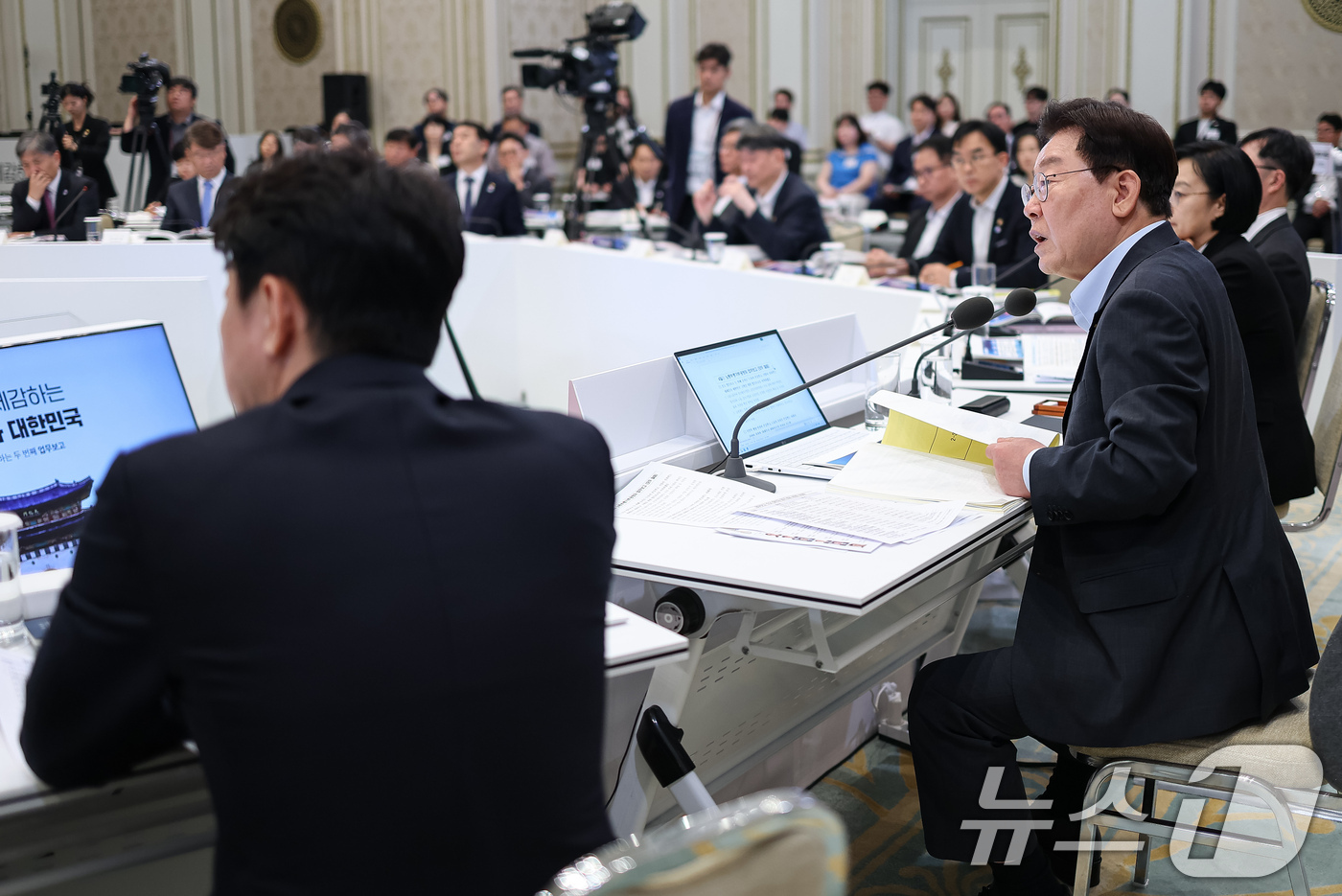 (서울=뉴스1) 이재명 기자 = 이재명 대통령이 4일 청와대 영빈관에서 열린 고용노동부, 중소벤처기업부, 공정거래위원회 2차 업무보고에서 발언을 하고 있다. (청와대통신사진기자단) …