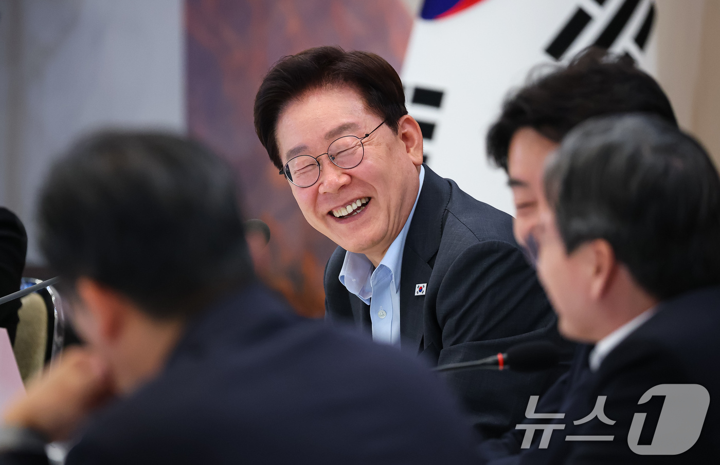 (서울=뉴스1) 이재명 기자 = 이재명 대통령이 4일 청와대 영빈관에서 열린 고용노동부, 중소벤처기업부, 공정거래위원회 2차 업무보고에서 미소를 짓고 있다. (청와대통신사진기자단) …
